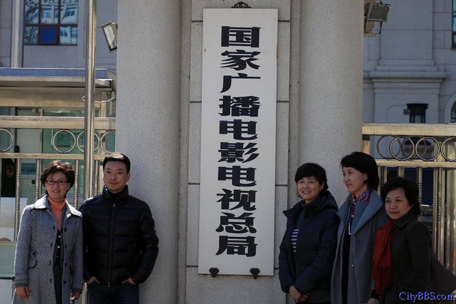 广电总局大门牌将撤 央视主持人合影留念