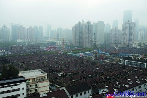 管理人员在已搬走的人家门口写一个“空字”