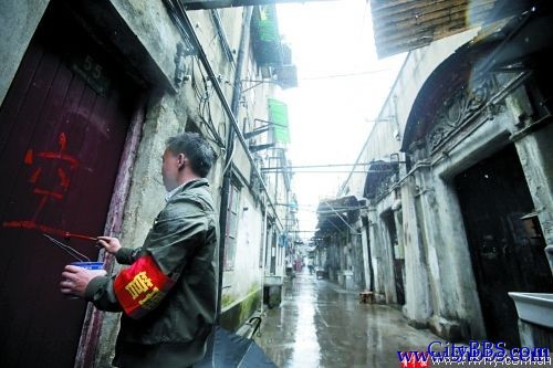 东斯文里弄远处是一片现代化的高楼大厦