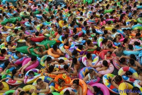 “中国死海”四川省遂宁死海景区万人冲浪，人挤人场面令人震惊