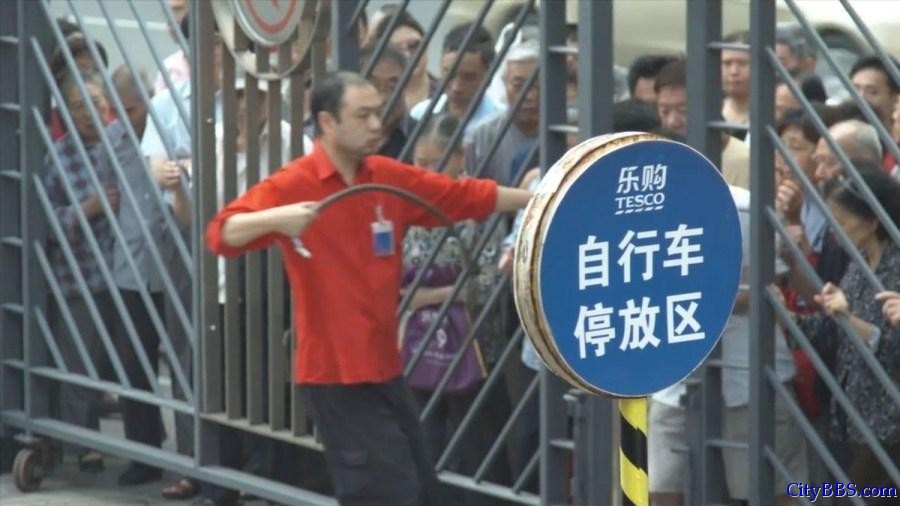 两名外国人Jonathan Meador和Jonathon Lim从14楼高层阳台拍摄了上海一家超市门口大批老人开门后蜂拥挤进超 ...