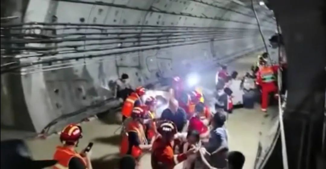 郑州地铁5号线救援现场
