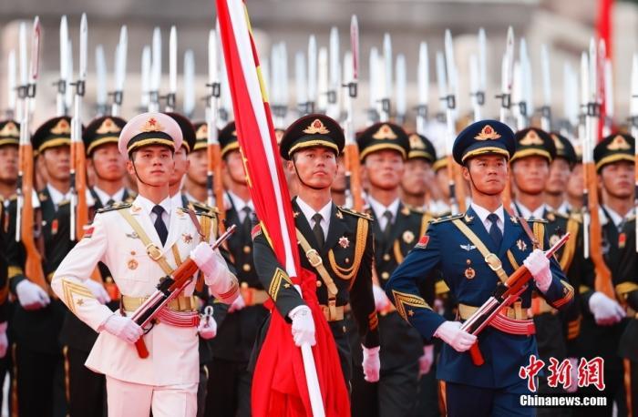 国旗护卫队准备升旗