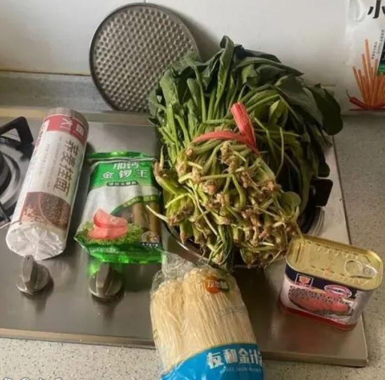 上海居民罗德里戈·扎伊丹和梅丽莎·诺格拉收到了一个政府食品配送包
