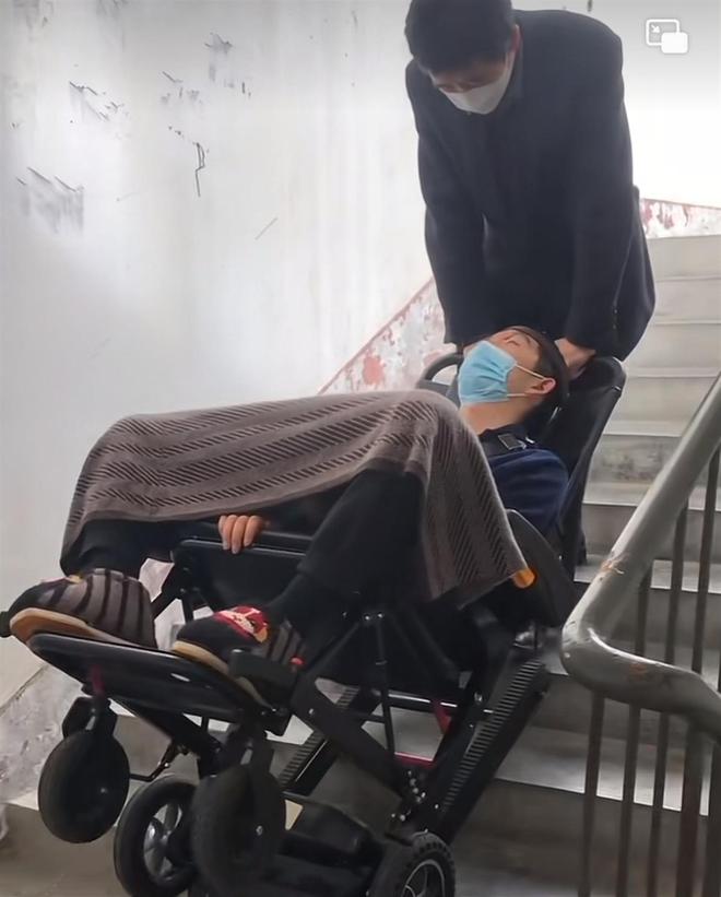 刘锦刚每天推刘青和外出散步