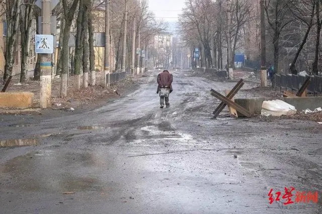 一位老人走在巴赫穆特街道