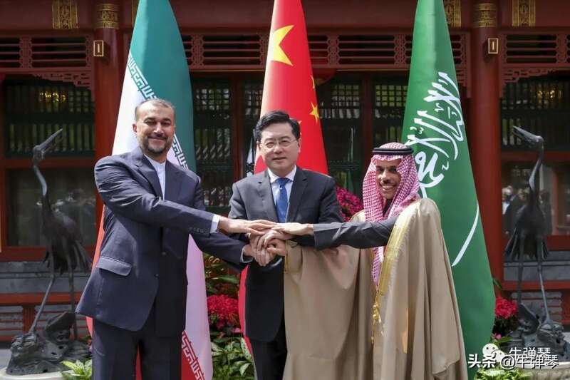 秦刚站在中间，沙特外交大臣费萨尔与伊朗外长阿卜杜拉希扬分站两侧，秦刚将他们的手拽到一起，然后三人在微 ...