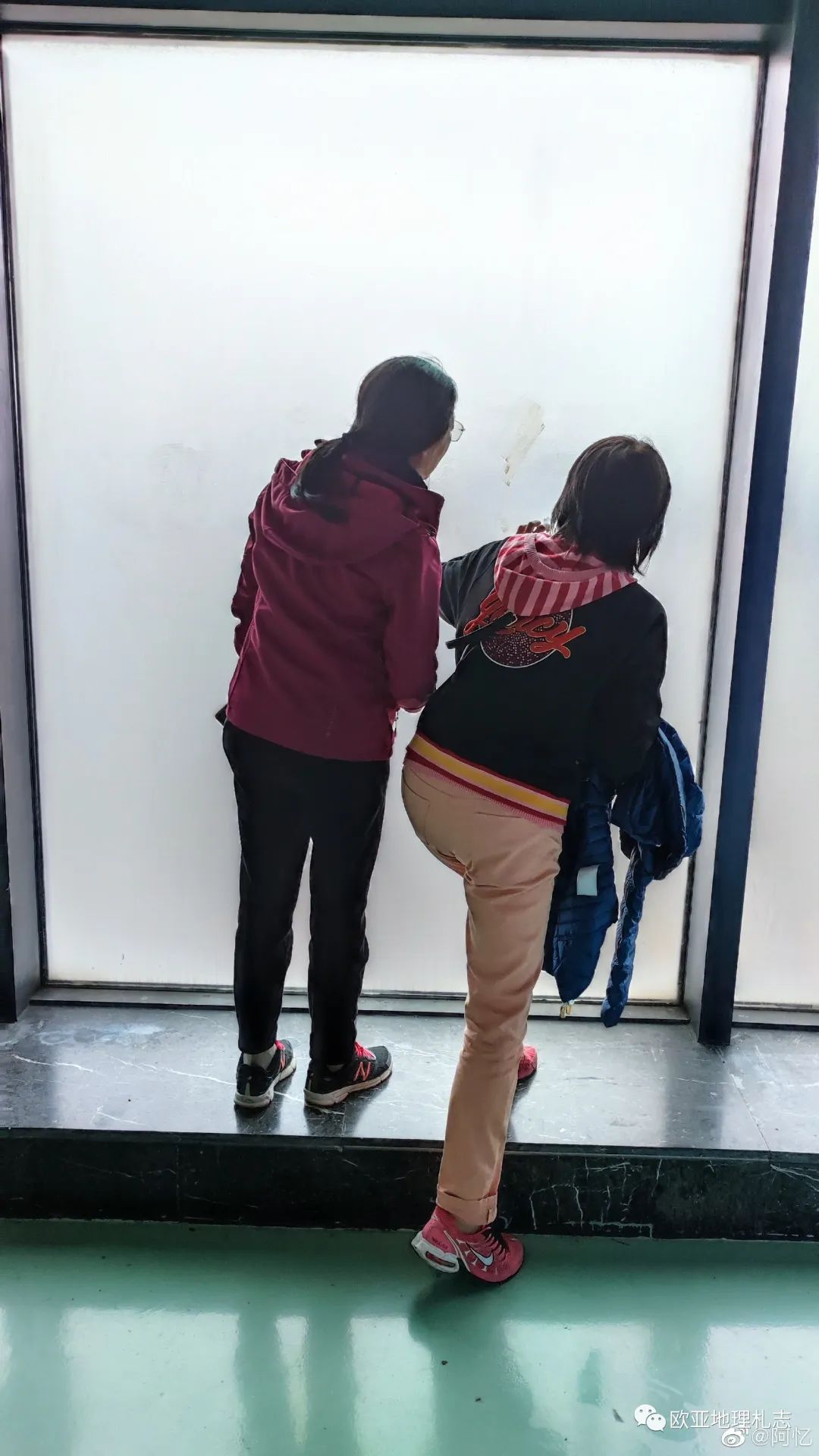 杭州湾跨海大桥距宁波20公里处，有人给大桥的玻璃涂上了涂料，“想看窗外水天，每人交80块钱，去观景台和观 ...