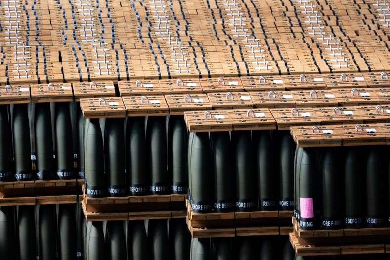 2023年美国一处弹药厂准备装运的155毫米炮弹