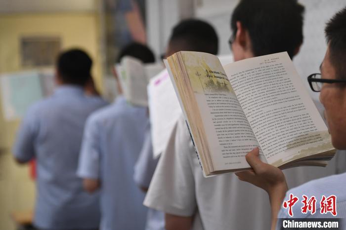 高三自习课堂上，学生们认真复习，备战高考