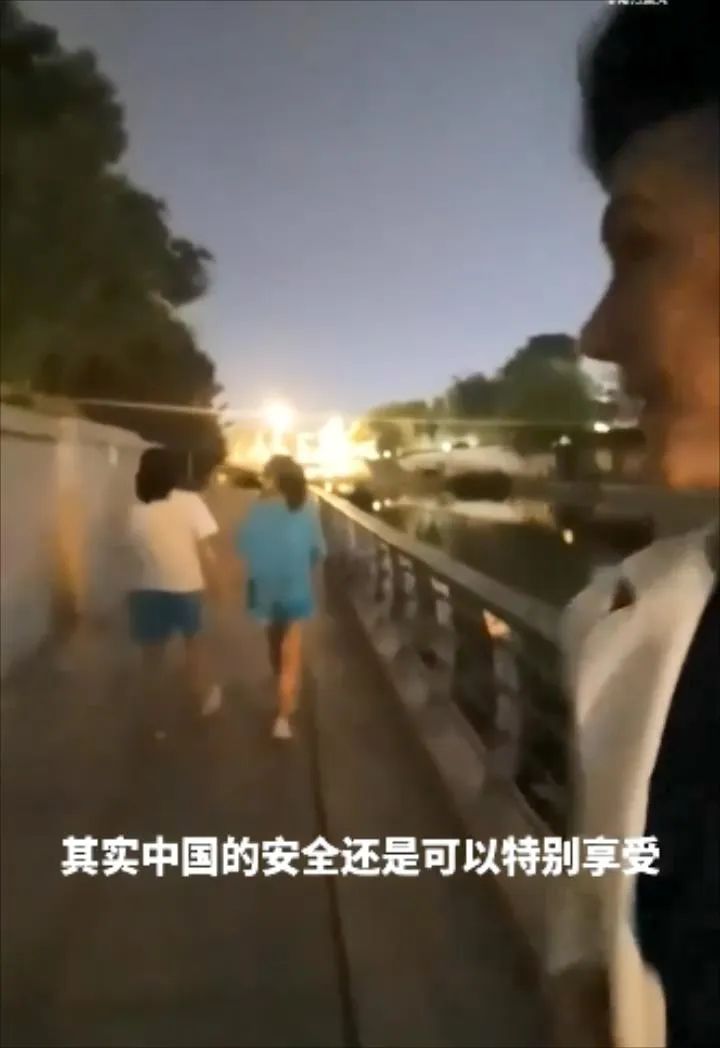 法国女孩告诉她在法国的亲人她很享受中国的安全
