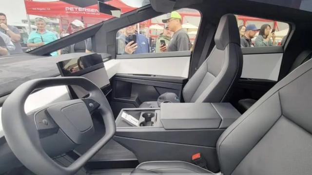 Cybertruck采用了与目前市面上的大型皮卡相类似的，中间座位可折叠的前排三座设计 ...