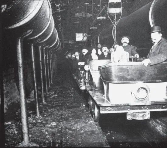 1892年开始，游客就能坐车参观巴黎下水道