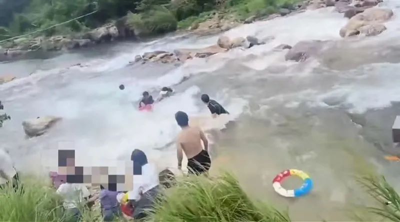广东网红景点突然涨水-4人被冲走身亡,教训惨痛  