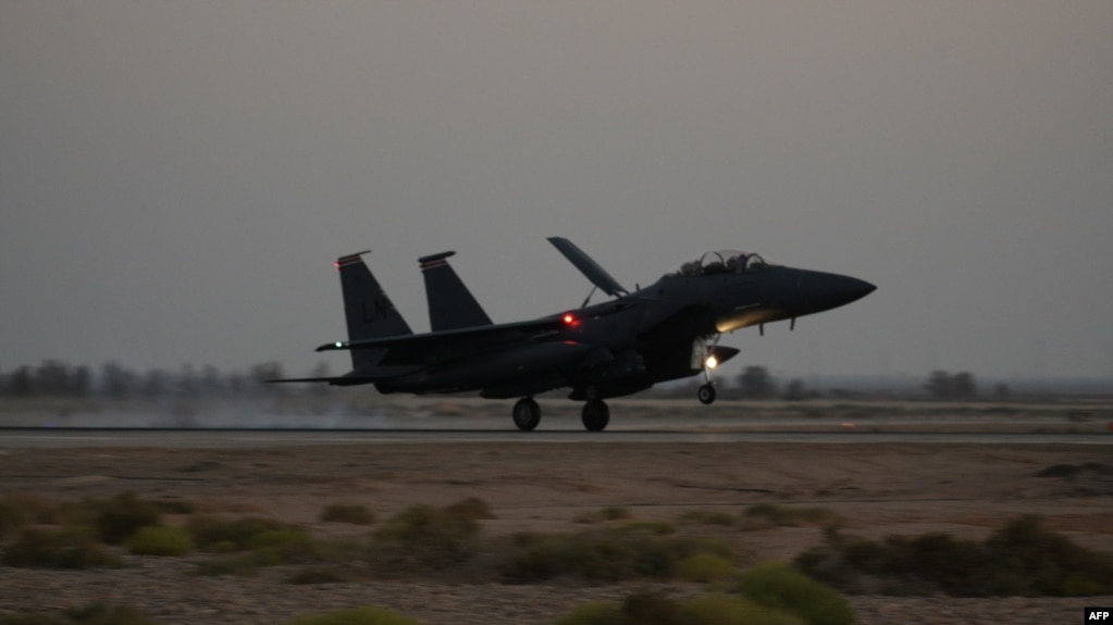 一架分配给第 494 远征战斗机中队的美国空军 F-15E 攻击鹰式战斗轰炸机降落在美国中央司令部责任区 ...
