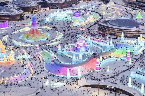 以“龙腾冰雪 逐梦亚冬”为主题的第二十五届哈尔滨冰雪大世界开园