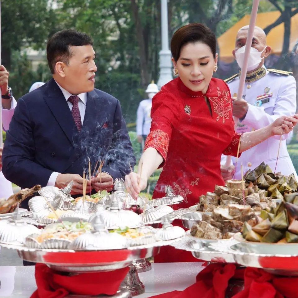 泰王在春节祭祖