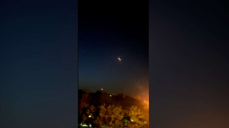 伊朗伊斯法罕省的上空出现火光