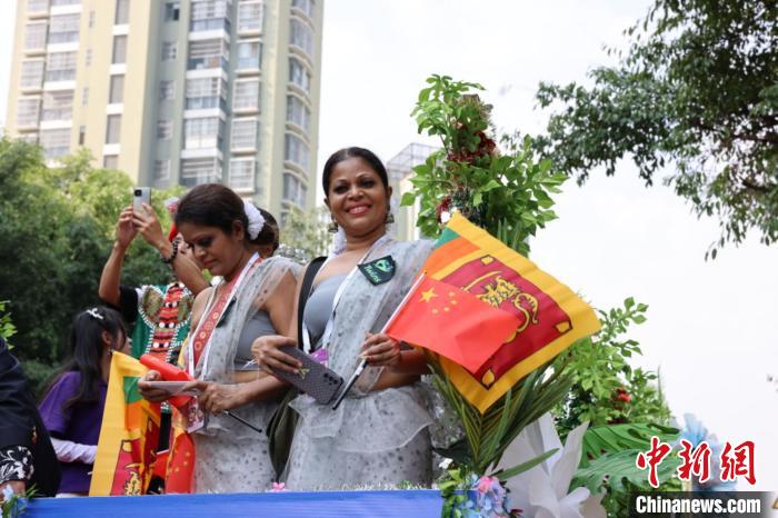 双胞胎们在花车上与观众频频互动