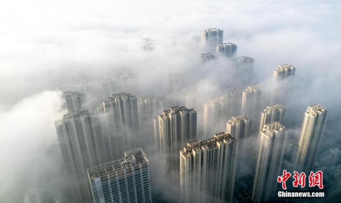 武汉城区上空出现平流雾景观