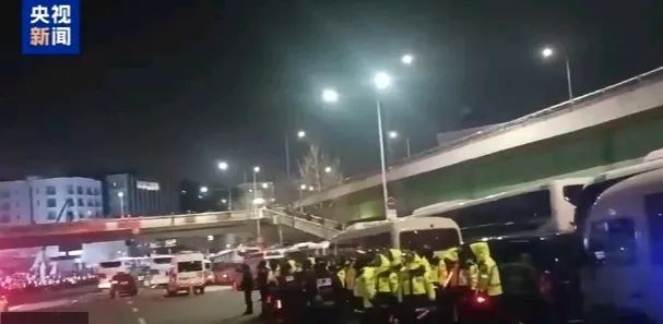 当地时间1月15日凌晨，韩国总统官邸外