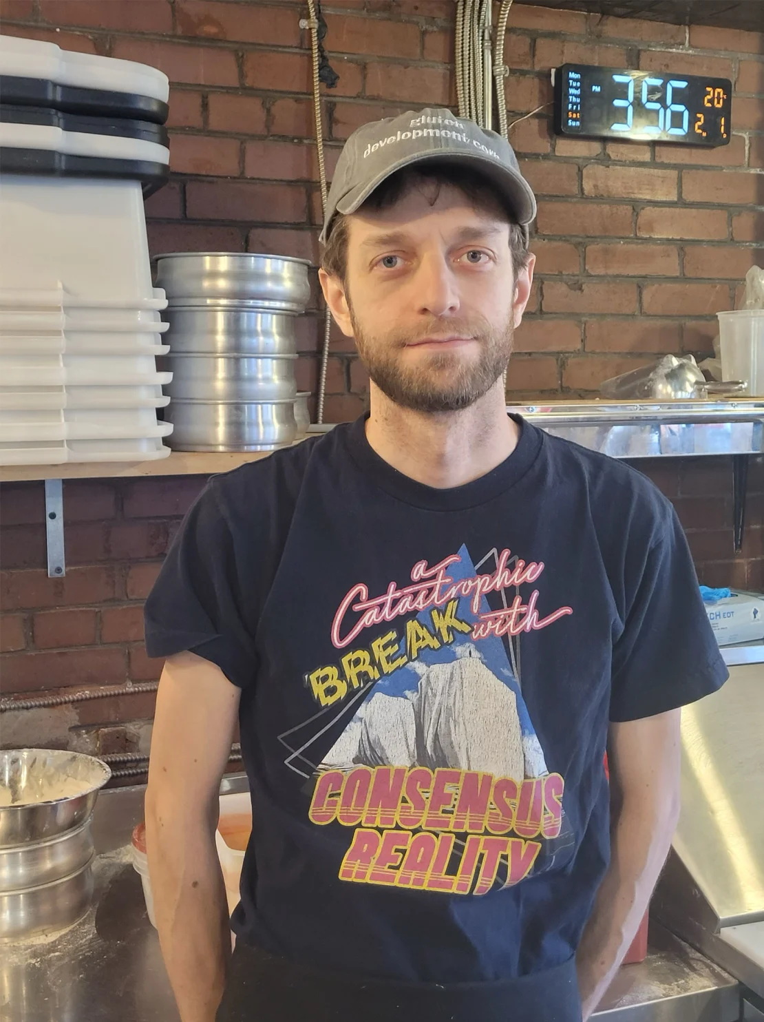 多伦多披萨店 Gram's Pizza 的老板 Graham Palmateer 是关税措施实施后抵制美国商品的加拿大人之一 ...