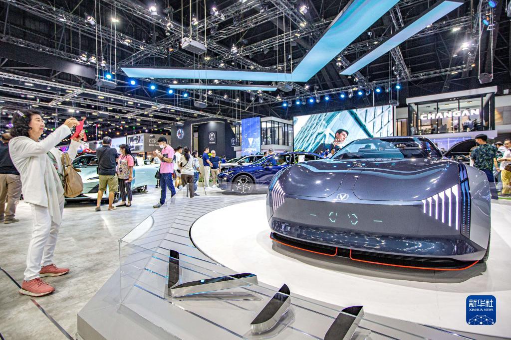 观众在曼谷举行的泰国国际车展上拍摄长安VIIA汽车