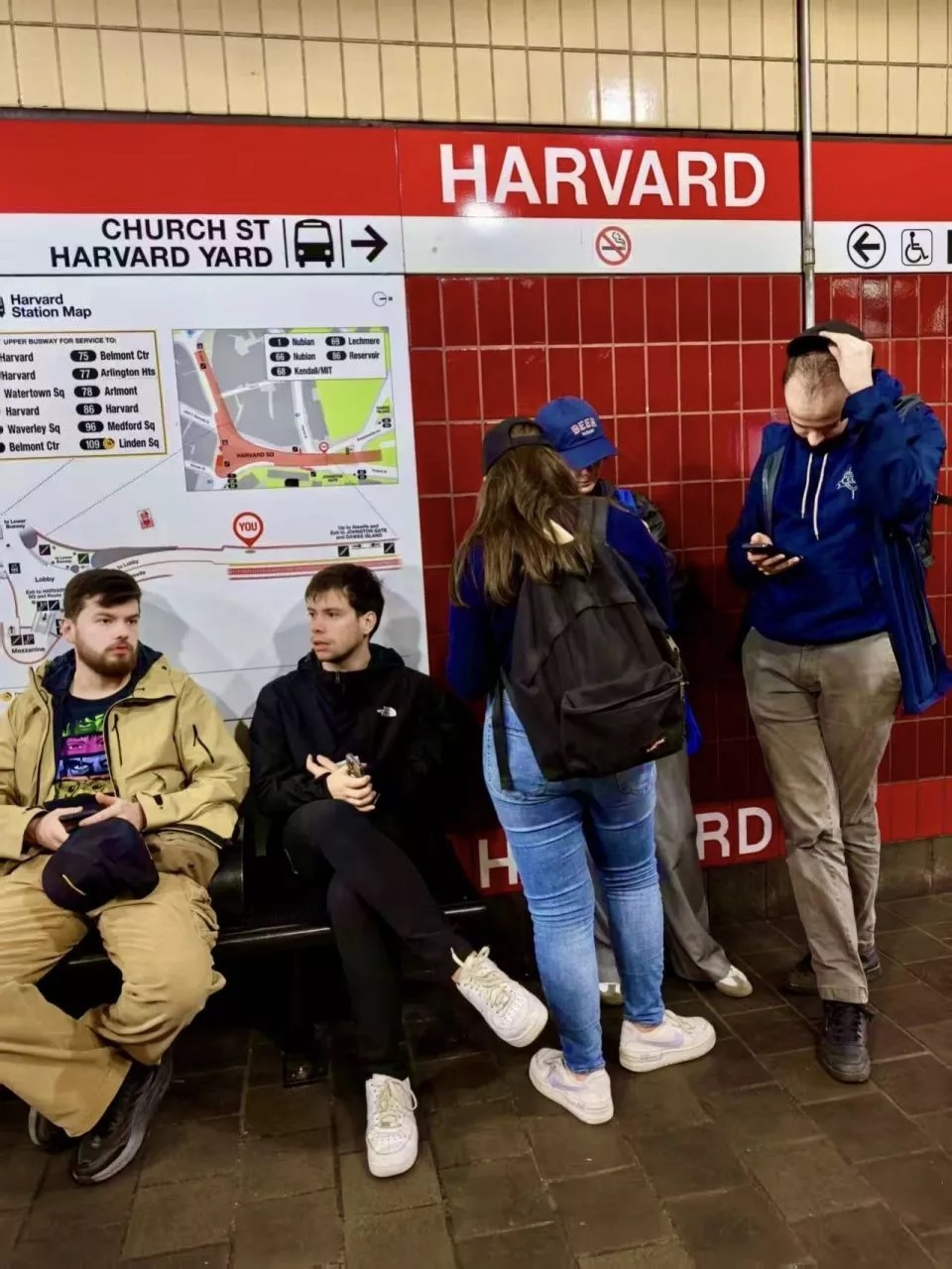 在哈佛地铁站候车的学子们