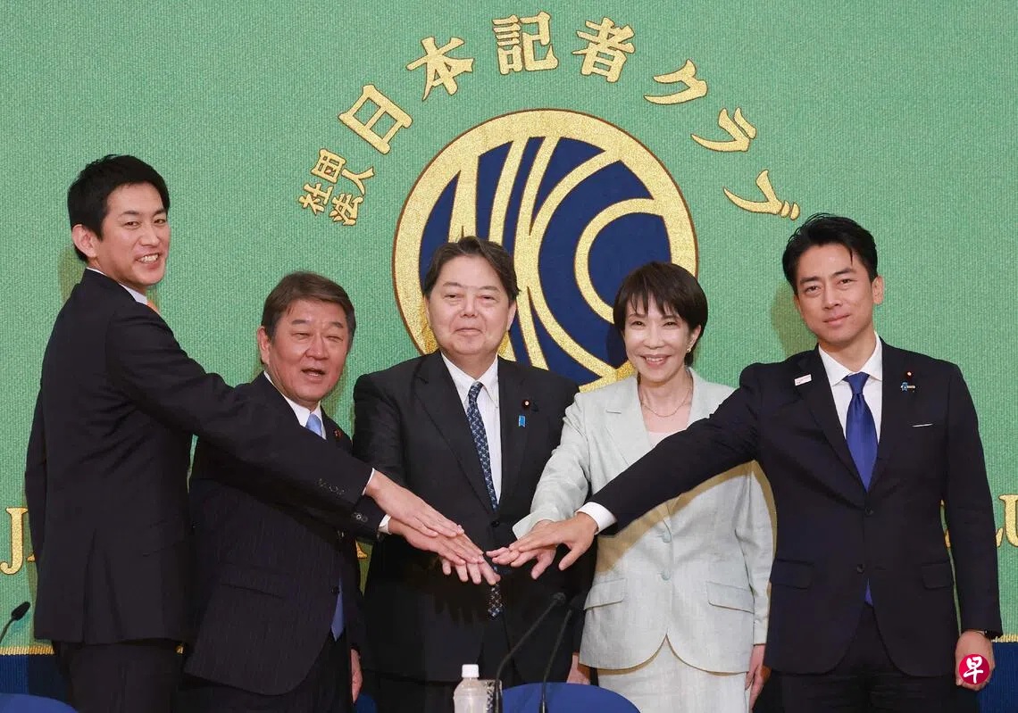 日本自民党新总裁高市早苗（右二）有意邀请总裁选战中的对手——前经济安保部长小林鹰之（左起）、自民党前 ...
