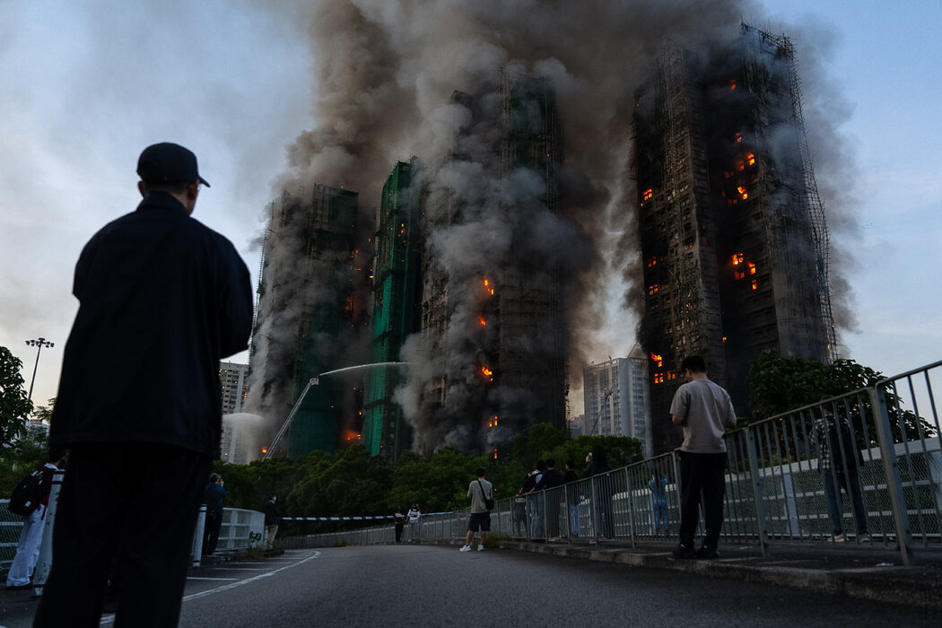 香港午后爆发的火灾迅速蔓延至宏福苑住宅区内的其他建筑
