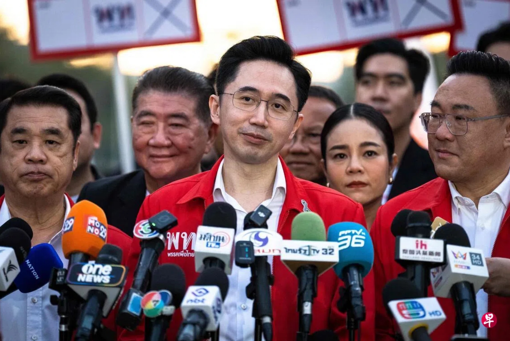 为泰党头号首相候选人、前首相达信的外甥裕差南（Yodchanan Wongsawat，中）