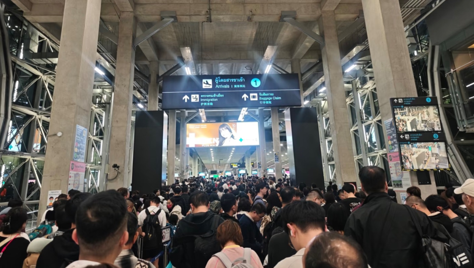 泰国素万那普机场正在排队的游客