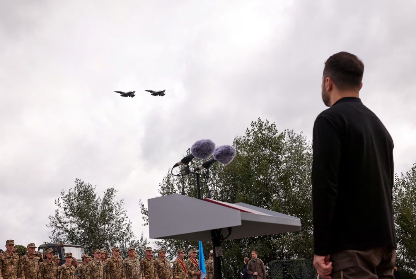 乌克兰某未公开地点，乌克兰空军F-16战斗机在庆祝乌克兰空军日时升空