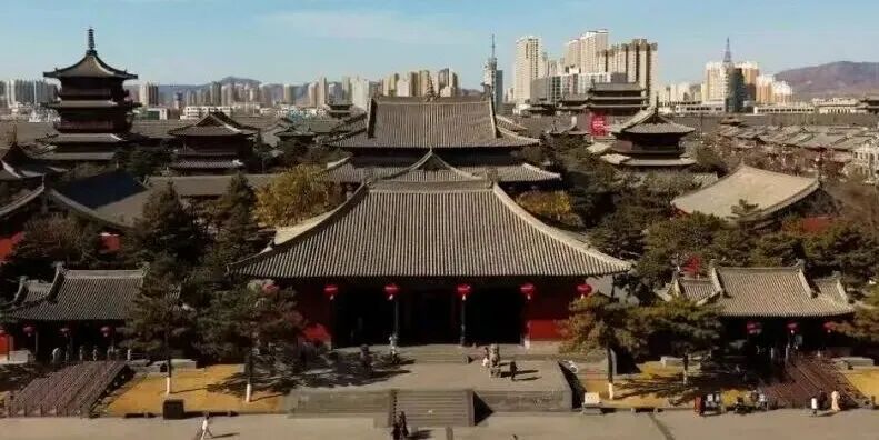 华严寺位于大同市平城区，是全国少见的、保存较好的辽金寺庙建筑群