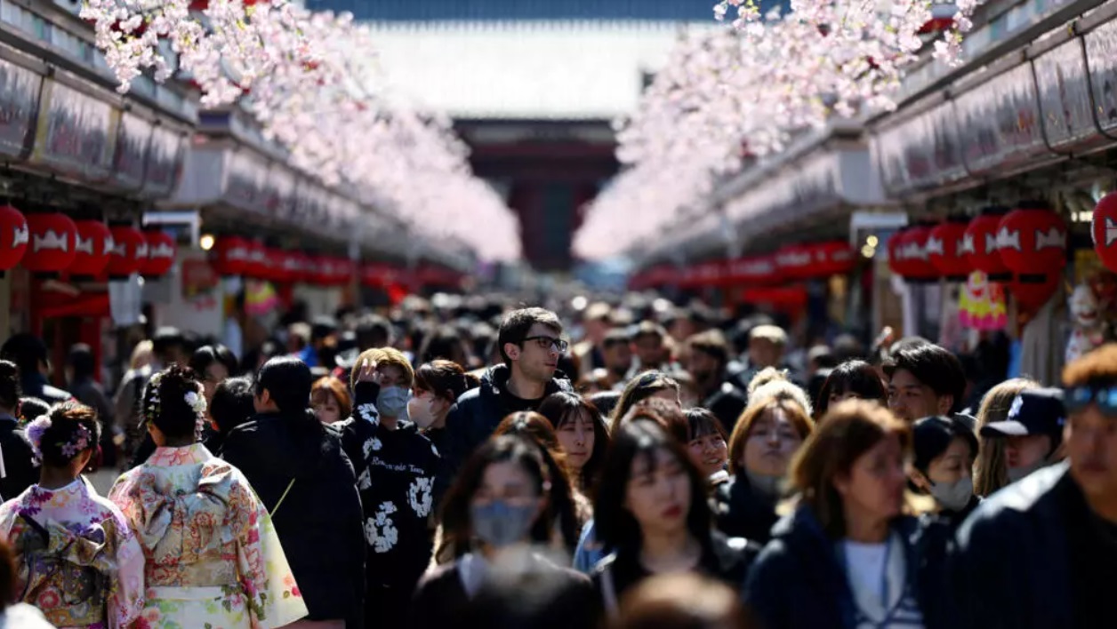 日本东浅草寺参观的游客