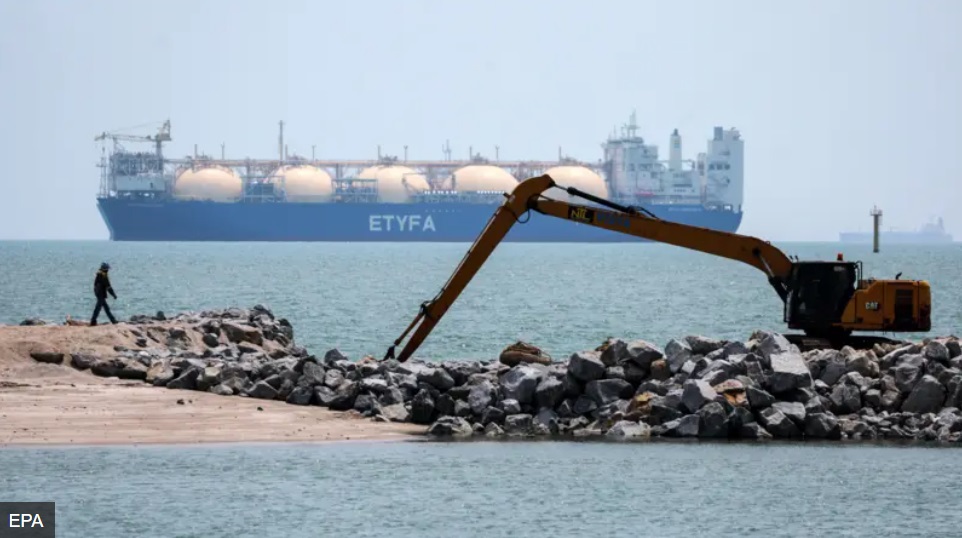 马六甲海峡一艘标有“ETYFA”字样的大型液化天然气（LNG）运输船